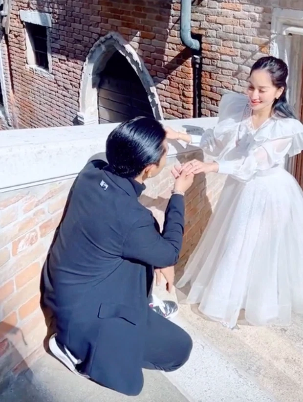 Cộng đồng mạng xôn xao lan truyền nhau đoạn clip Phan Hiển quỳ xuống cầu hôn Khánh Thi sau 13 năm chung sống.