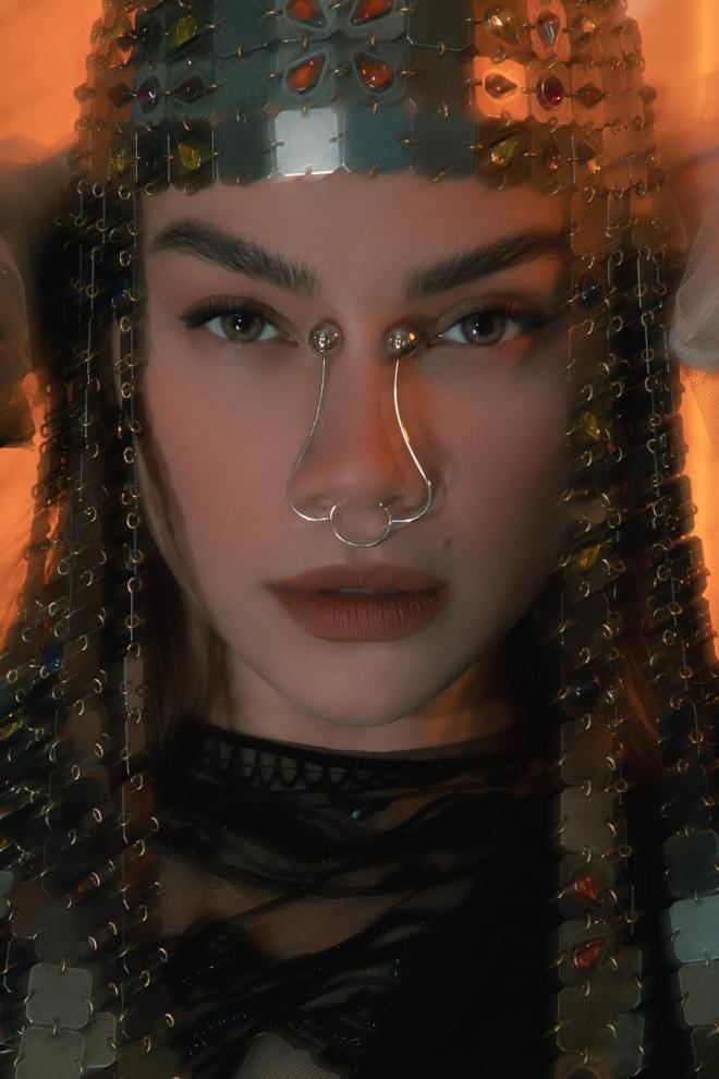 Hồ Ngọc Hà bất ngờ chiêu đãi người hâm mộ bộ ảnh mới với concept Nữ hoàng Ai Cập đầy ma mị và huyền ảo thuộc thiết kế từ BST Xuân 2022 của nhà mốt Gucci.