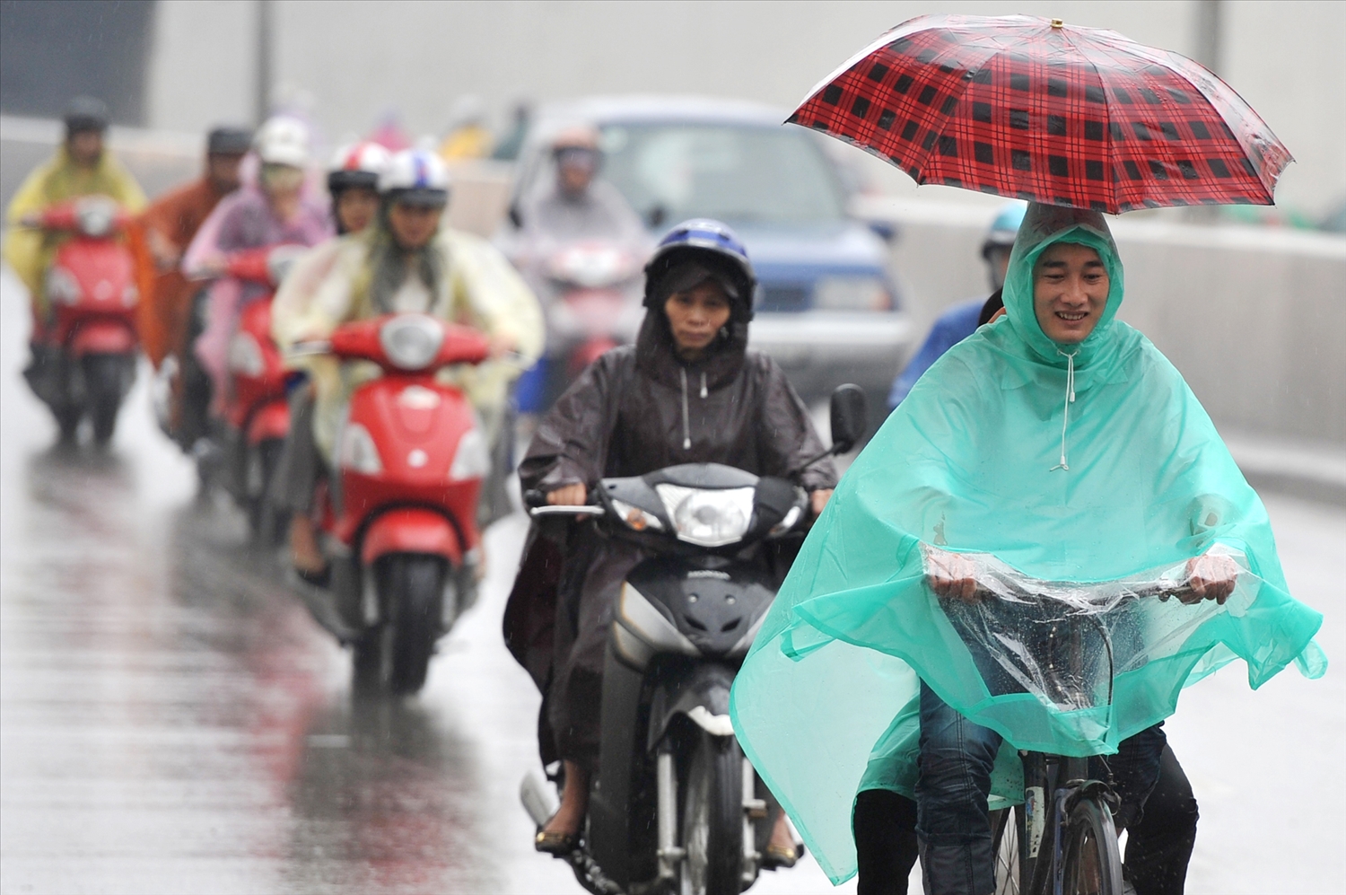 Hà Nội mưa lớn, 9 giờ sáng trời vẫn sầm như chiều đông do ảnh hưởng từ không khí lạnh