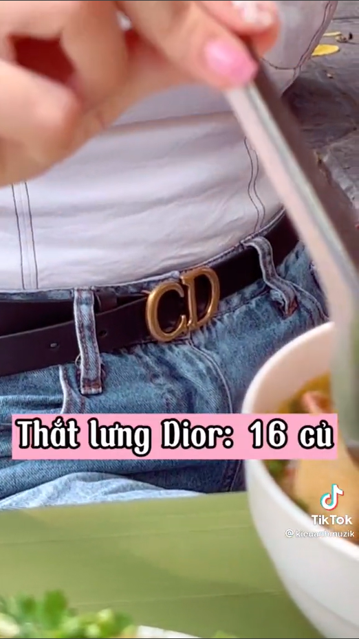 Chiếc thắt lưng bản nhỏ logo Dior đã có giá đến 16 triệu