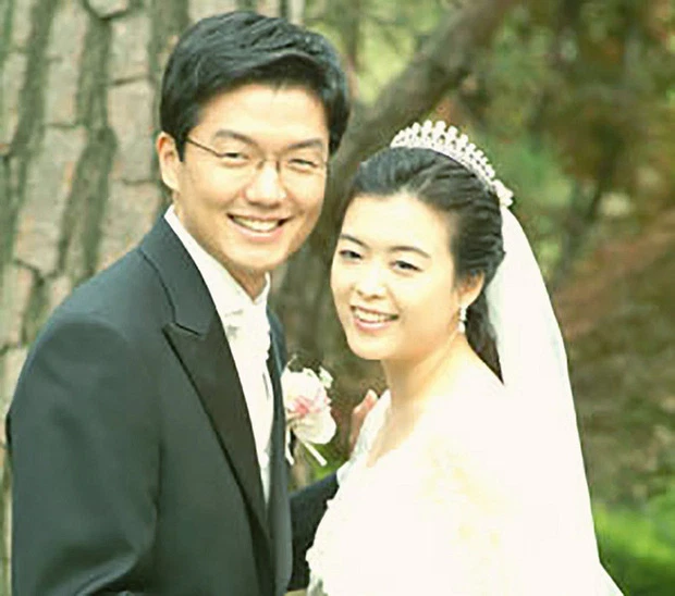 Bà xã Kwang-mo có tên là Chung Hyo-jeong, ái nữ của ông Chung Ki-ryeon, chủ một doanh nghiệp thực phẩm vừa và nhỏ tại Hàn Quốc