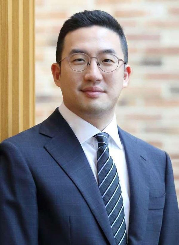 Kwang mo là người thừa kế toàn bộ tập đoàn danh giá LG đời thứ 4 với danh nghĩa là con trai nuôi của cố chủ tịch LG Koo Bon-moo.