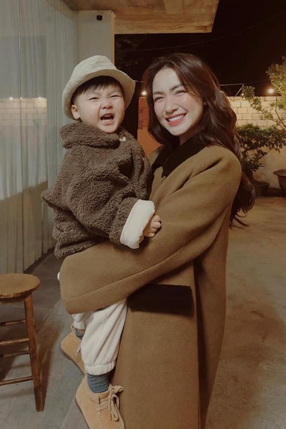Hòa Minzy một mình chăm sóc con trai theo kiểu 'vừa là mẹ, vừa làm cha'.
