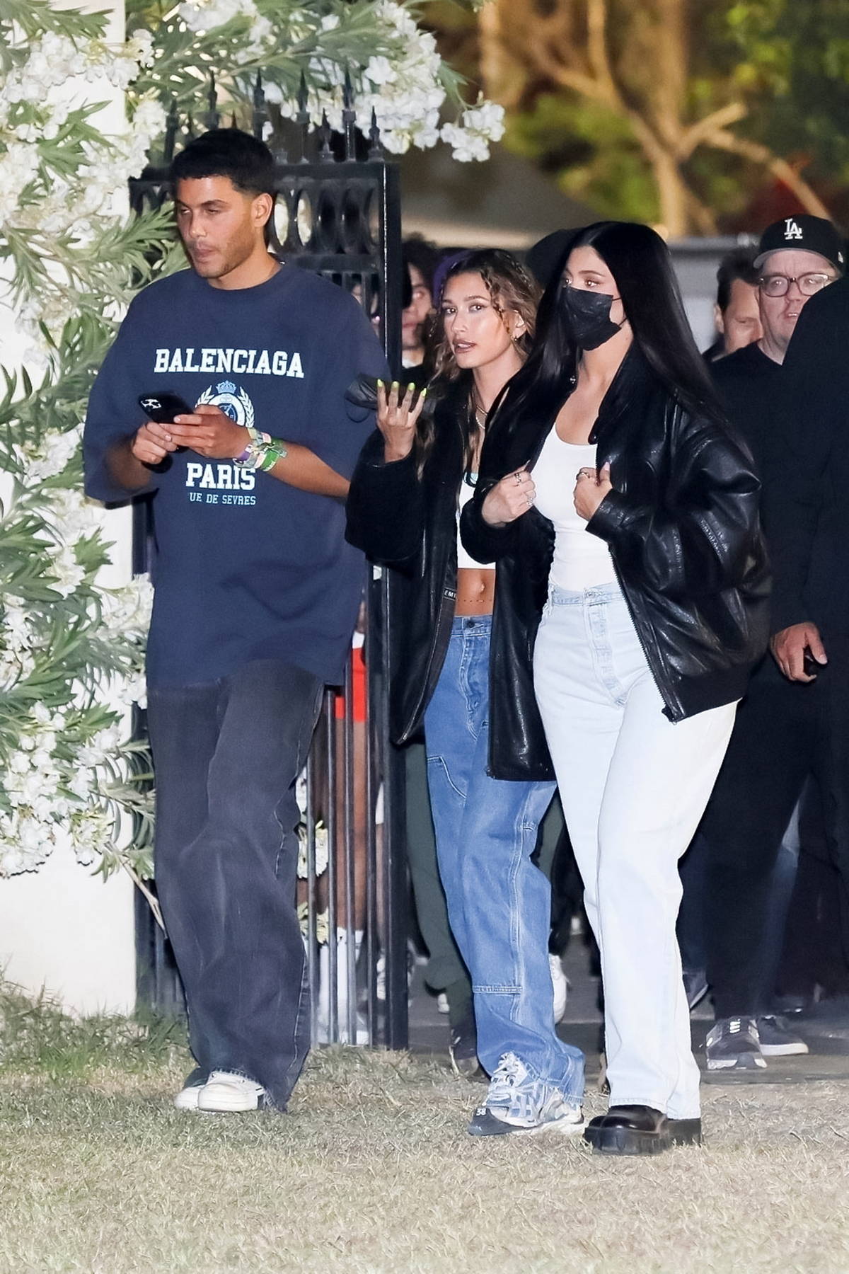 Trong khi đó, cô em Kylie thì diện đồ đơn giản hơn với set áo 2 dây quần jean màu bạc, phối thêm lớp khoác da đen bên ngoài. Cô nàng sánh đôi cùng Hailey Bieber.
