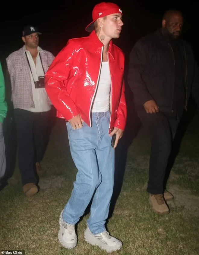 Justin Bieber gây chú ý với set đồ áo ba lỗ + quần jean đáy ngắn thùng thình, phối cùng chiếc mũ đội ngược màu đỏ