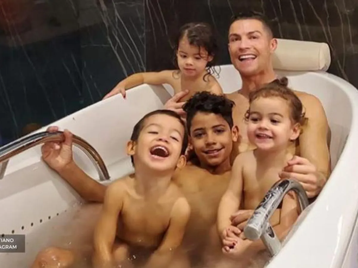 Ngoài cặp song sinh, Ronaldo hiện đang có 4 người con, 2 trai 1 gái