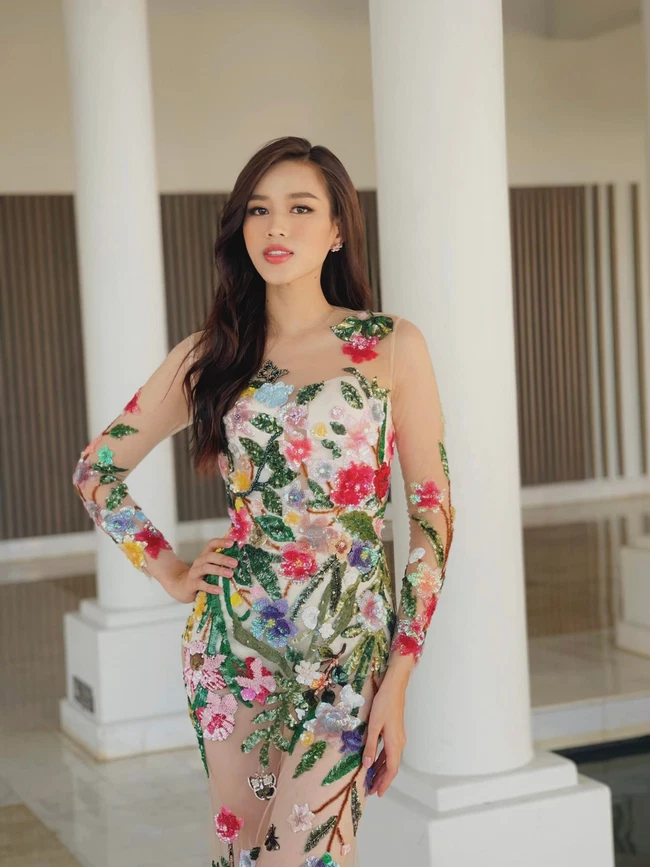 Thiết kế đầm hoa xuyên thấu này từng được Hoa hậu Đỗ Thị Hà diện tại thời điểm thi Miss World 2021.