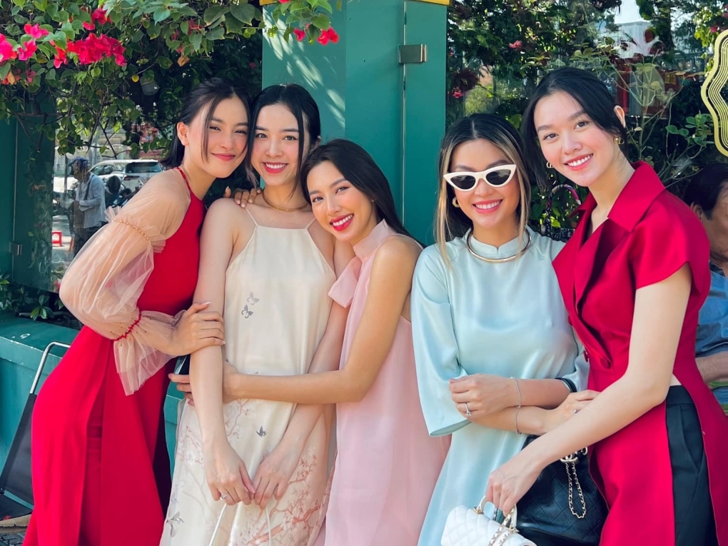 Hoa hậu Thùy Tiên, Tiểu Vy, á hậu Diễm Trang, Thúy An, Tường San, hoa khôi Thúy Vi chơi thân thiết và nâng đỡ lẫn nhau trong nhiều năm qua