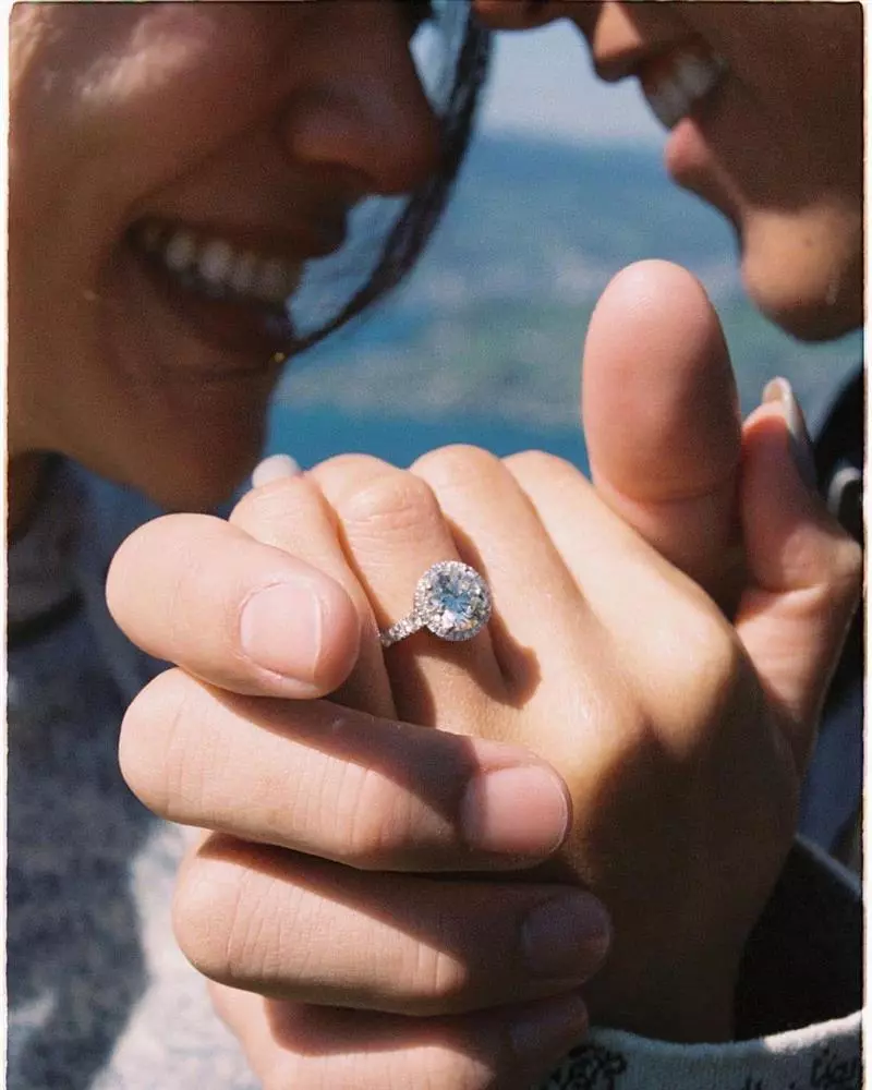 Nhiều người cũng không khỏi chú ý đến chiếc nhẫn cưới với viên kim cương bản to sang trọng mà Mark cầu hôn Kim.