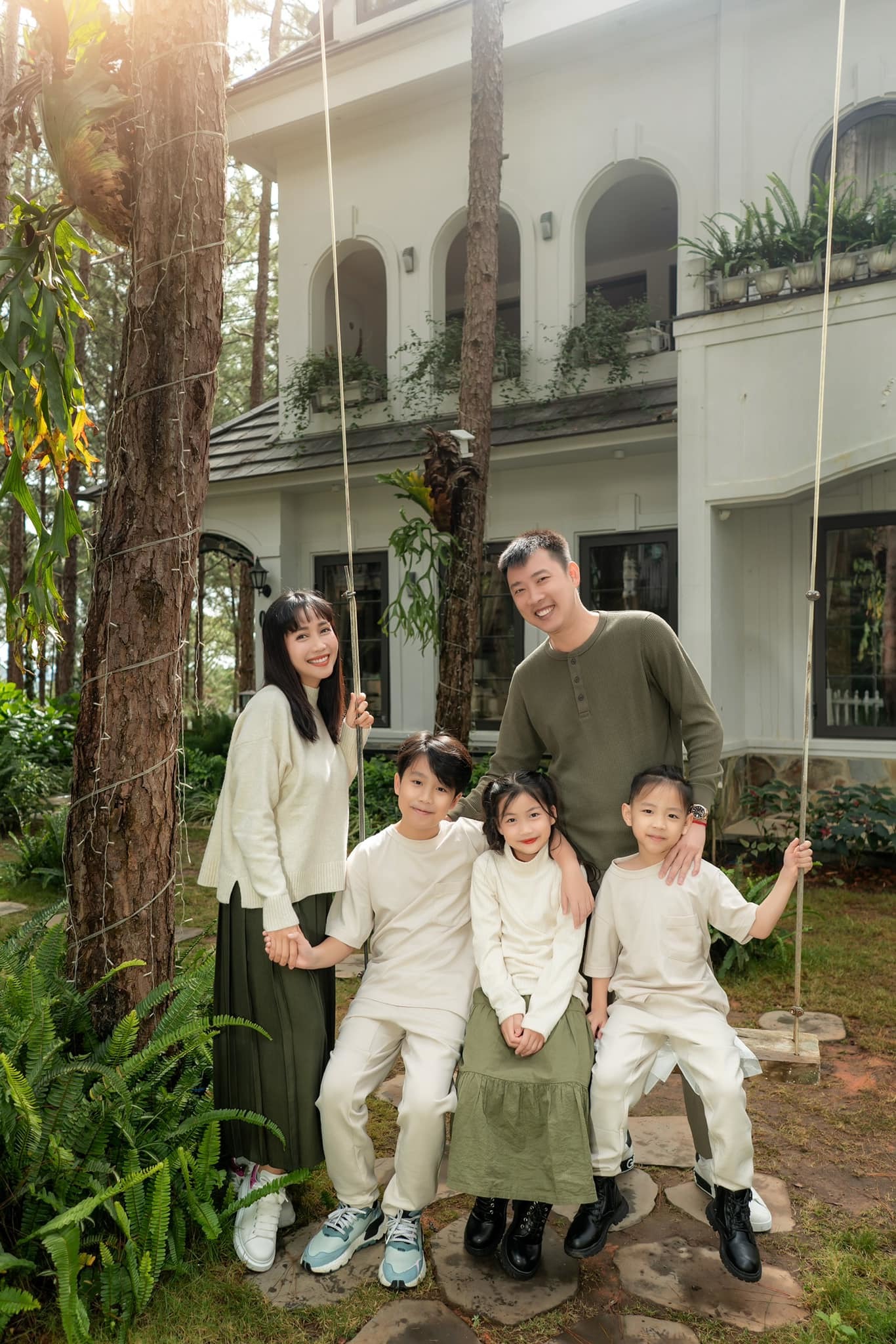 Ốc Thanh Vân có cuộc sống hôn nhân vô cùng hạnh phúc bên ông xã Trí Rùa và 3 con
