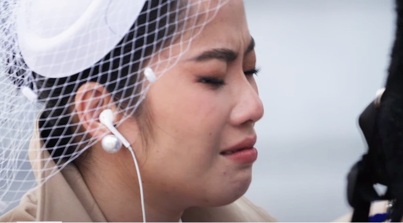 Nam Em bật khóc khi buộc phải bỏ phần thi Miss World Vietnam