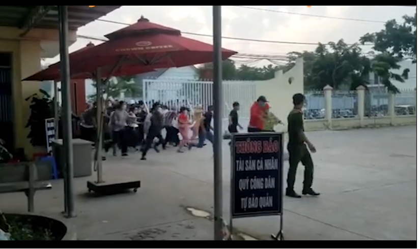 C cả trăm người chen chúc trước cổng một đơn vị hành chính tại huyện Chơn Thành, trên tay mỗi người đều cầm ít nhất một túi hồ sơ.