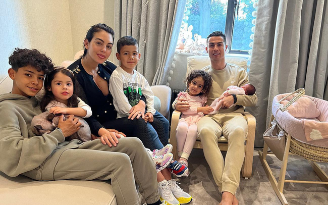 Ronaldo và gia đình chào đón con gái thứ 5