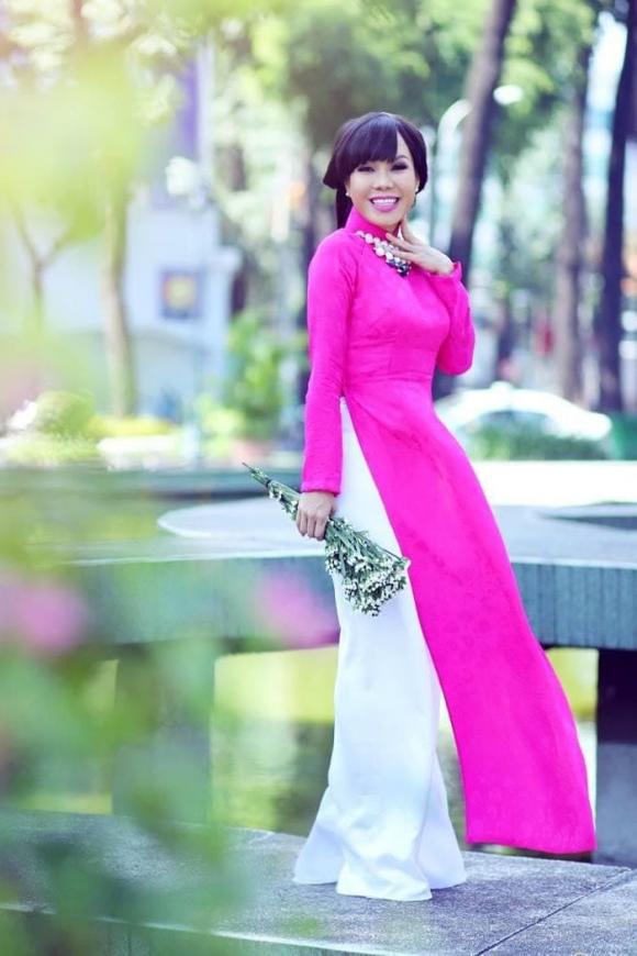 Bà xã nhạc sĩ Hoài Phương xuất hiện trong bộ trang phục áo dài màu hồng thướt tha