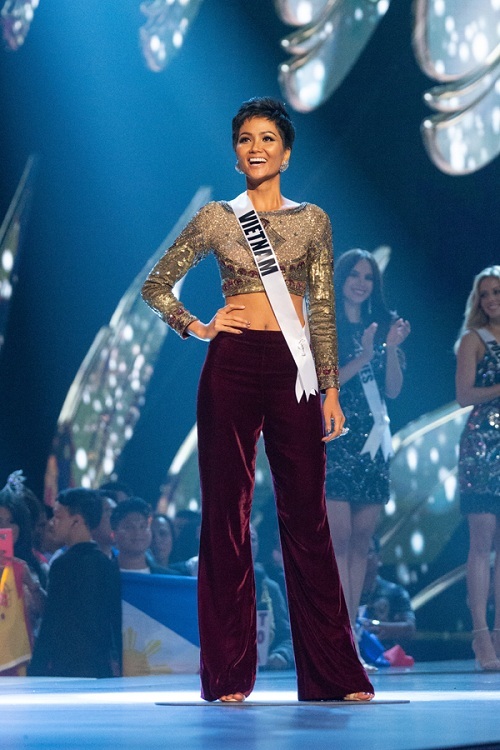 Bộ đồ này từng được Hoa hậu H'Hen Niê diện trong phần mở màn tại sân khấu Miss Universe 2018
