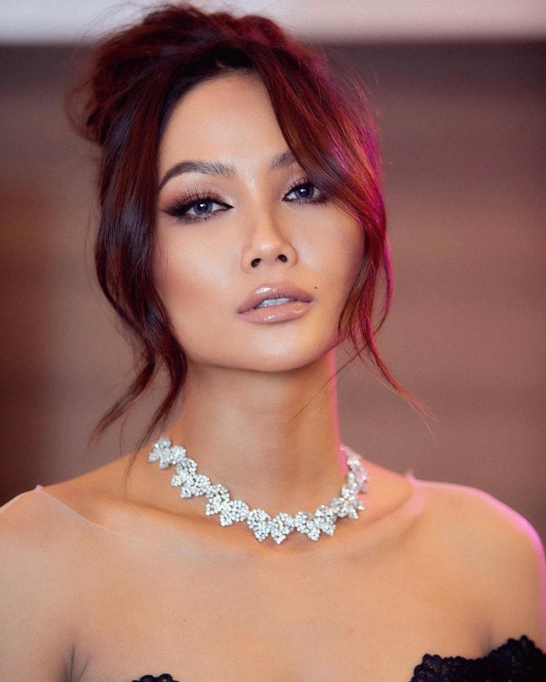 Hiện H’Hen Niê đang giữ vai trò làm giám khảo tại cuộc thi Hoa hậu Hoàn vũ Việt Nam 2022