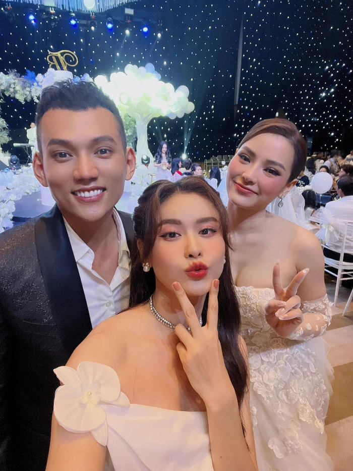 Trương Quỳnh Anh đăng tải loạt khoảnh khắc vui vẻ cùng đôi tân hôn trong hôn lễ để chúc mừng bạn thân.