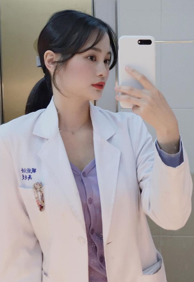 Hiện cô nàng đang là nữ bác sĩ trị liệu khoa nhi phục vụ tại bệnh viện Gengxin, quận Tân Điếm, thành phố Tân Bắc