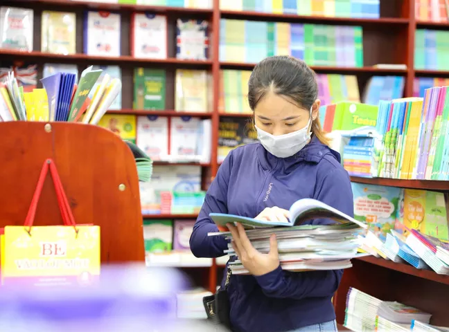 Giá bộ sách giáo khoa hiện hành thì sách lớp 3, lớp 7, lớp 10 của NXB Giáo dục Việt Nam trong năm học tới đều tăng rất cao, có bộ tăng đến gấp 3 lần.