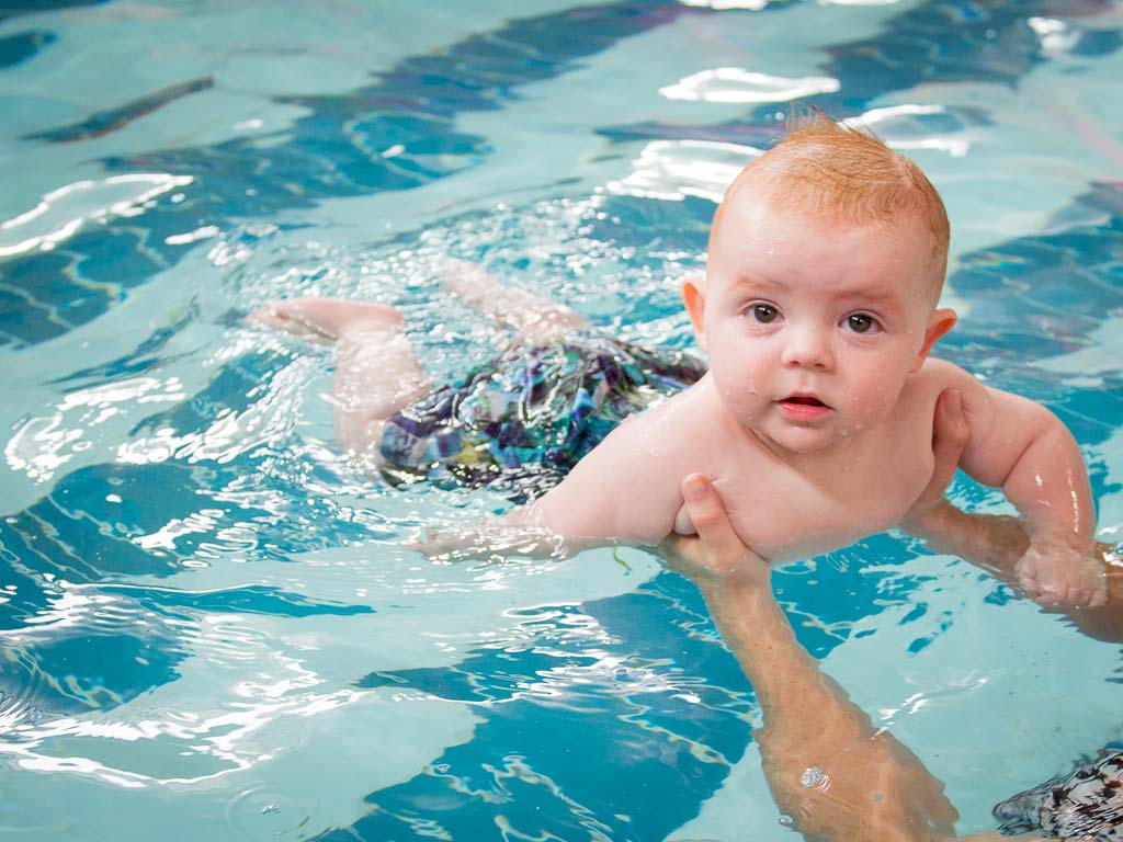 Vì sao đa số những đứa trẻ sơ sinh lại có thể bơi lặn được dưới nước ?
