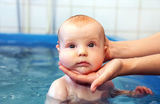 Nhiều đứa trẻ thường được bố mẹ cho đi học bơi từ khá sớm để tránh khỏi tỉ lệ đuối nước khi lớn lên