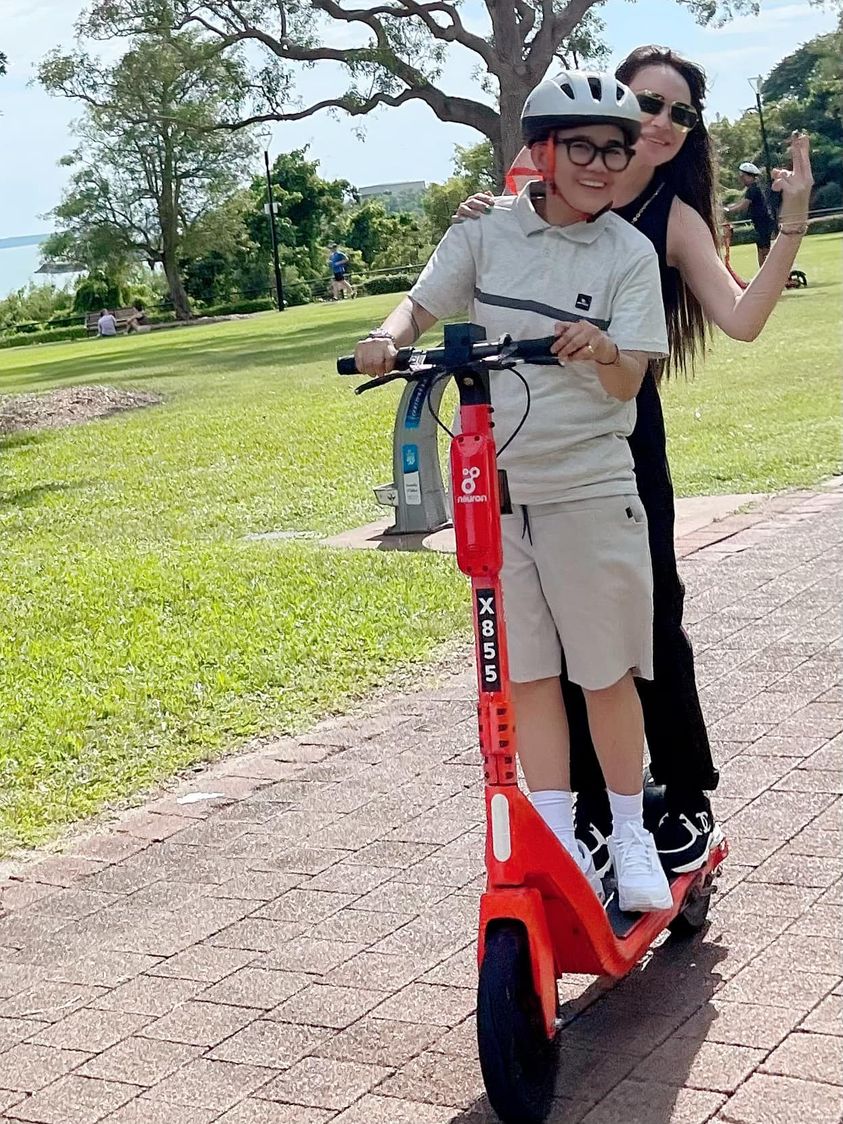 Cặp đôi mặc đồ thể thao năng động và cùng nhau có chuyến dạo chơi công viên bằng xe điện rất vui vẻ, họ cũng không quên ghi lại khoảnh khắc đáng nhớ này.