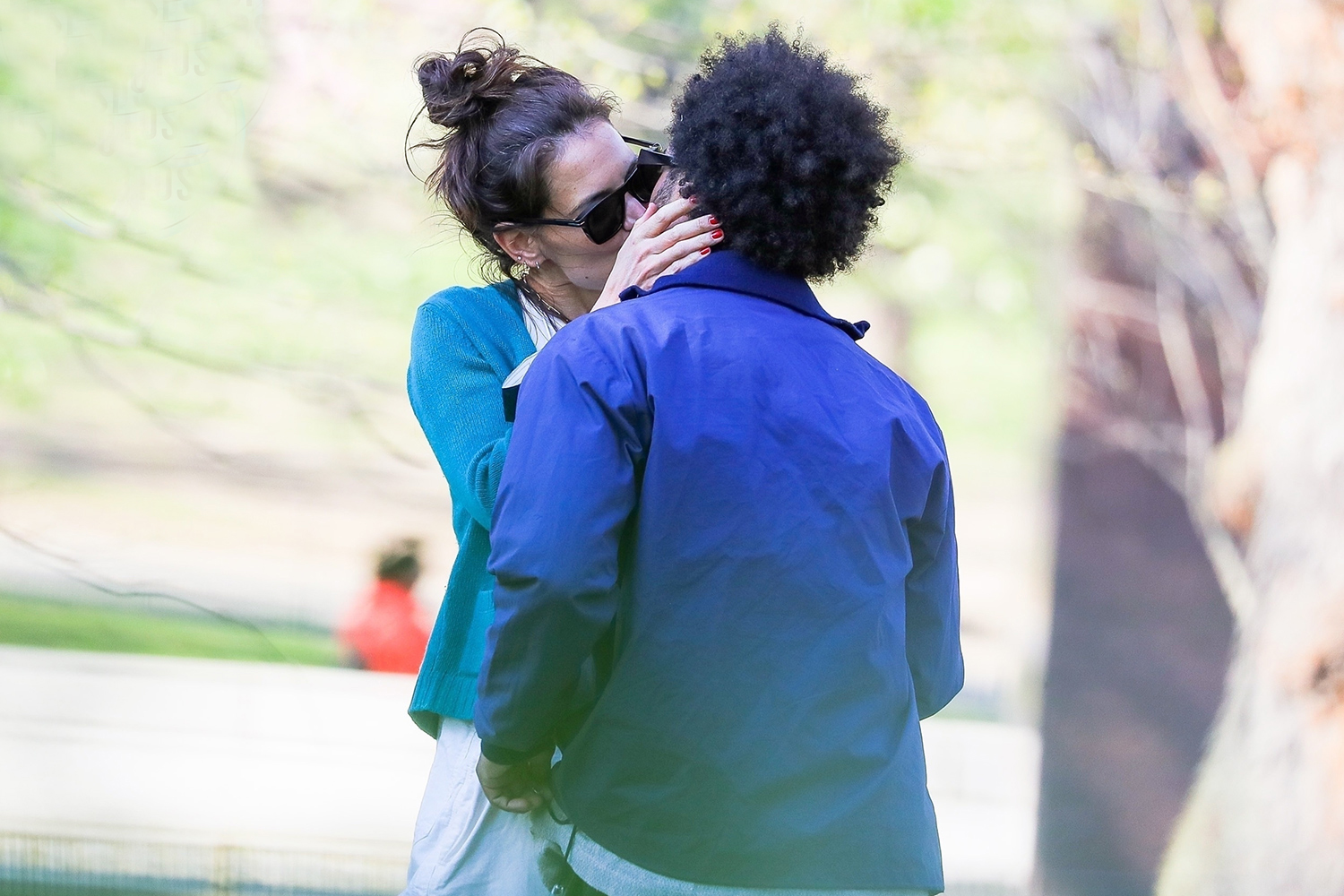 Katie Holmes và tình trẻ đã hôn nhau say đắm tại một công viên ở New York
