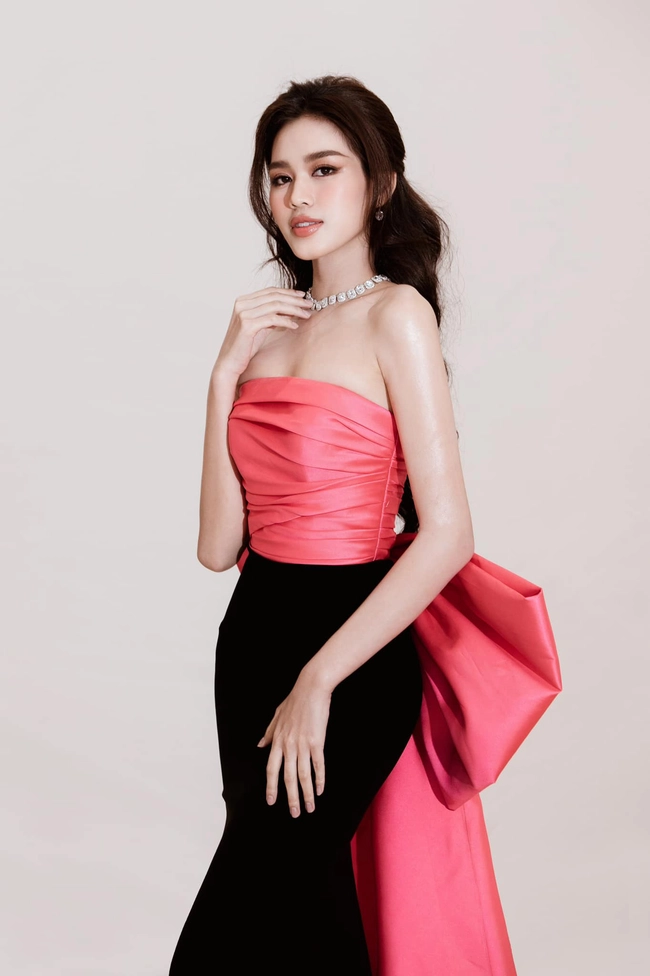 Tại thảm đỏ sự kiện Miss World Vietnam 2022, Đỗ Thị Hà đã hoàn toàn chiếm trọn spotlight với bộ trang phục đầm xếp nơ cầu kỳ với 2 sắc đen - đỏ tương phản.