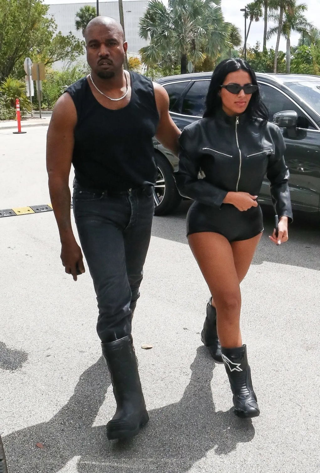 Kanye West và người mẫu Chaney Jones bị khui ảnh hẹn hò từ cuối tháng 2, sau khoảng nửa tháng nam tỷ phú này chia tay diễn viên Julia Fox.