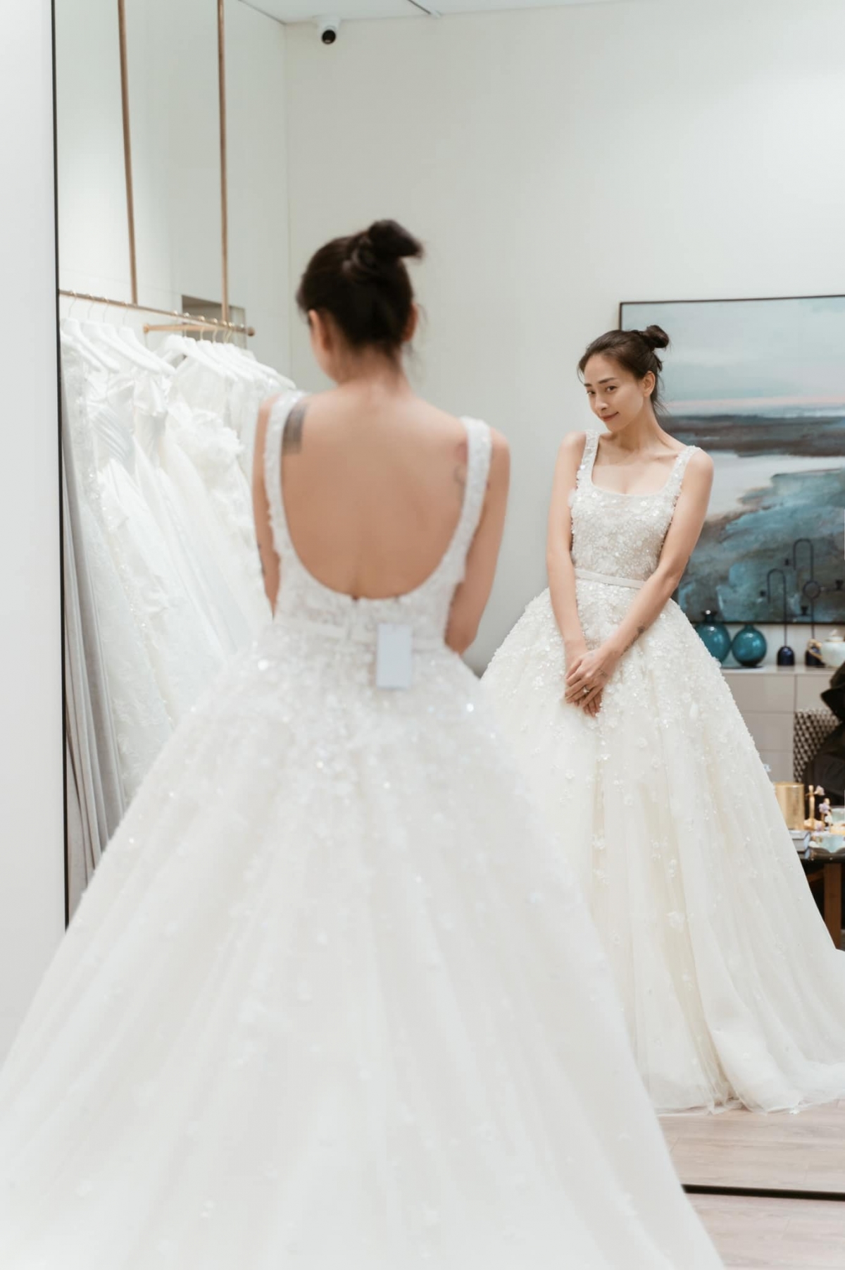 Trong đó, có 1 chiếc váy cưới giống hệt mẫu váy hơn nửa tỷ đồng mà 'tình đầu quốc dân' Son Ye Jin đã diện trong siêu hôn lễ với Hyun Bin trước đây.  