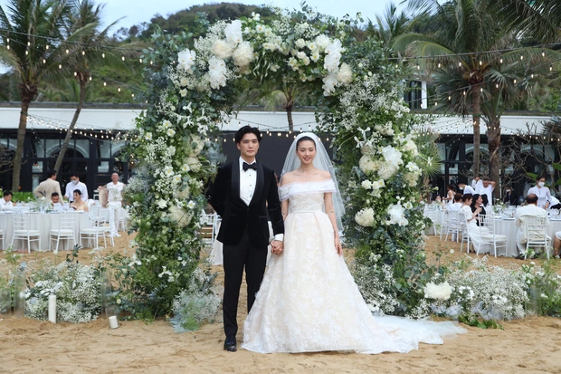 Lễ cưới được mong chờ của cặp đôi Huy Trần - Ngô Thanh Vân đã chính thức diễn ra tại một khách sạn 5 sao ở Đà Nẵng trước sự chúc phúc của gia đình, người thân và bạn b