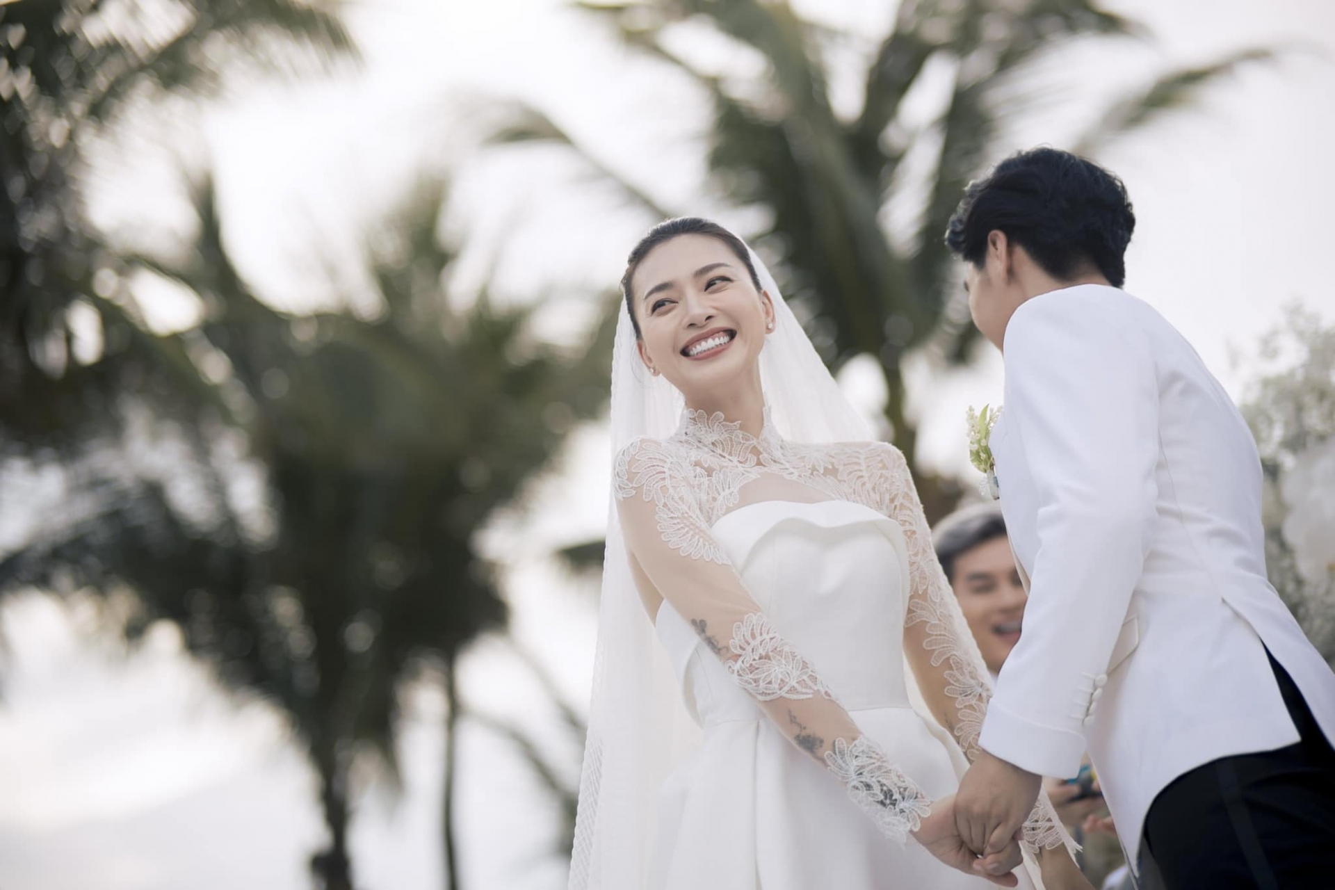Đám cưới riêng tư và lộng lẫy của cặp đôi đẹp Ngô Thanh Vân - Huy Trần trong ngày 8/5 đã gây chấn động khắp cộng đồng mạng Việt Nam.