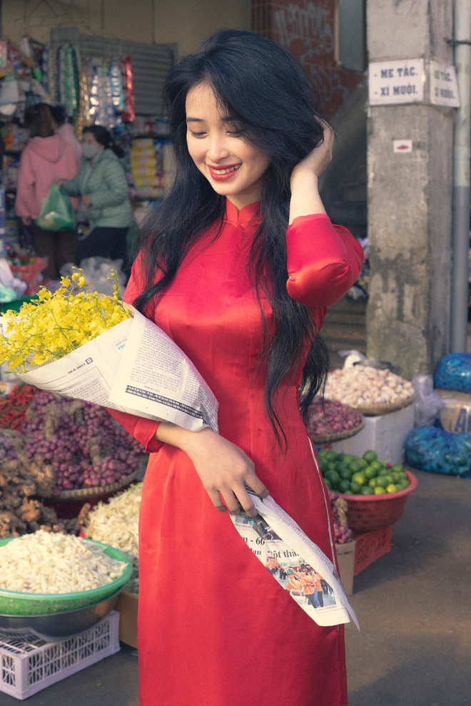 Hình ảnh mái tóc dài đánh rối tự nhiên, môi son đỏ cùng loạt bộ trang phục đậm chất vintage xuất hiện bên các khu chợ sầm uất, hay những góc phố, ngôi nhà xưa cũ của Mai Linh...