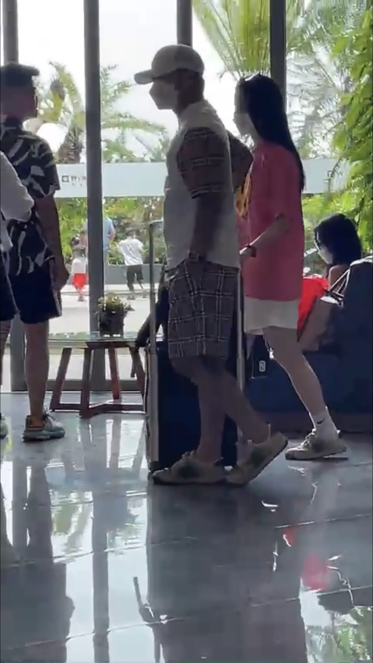 Quang Hải đưa người yêu đến đám cưới của Hà Đức Chinh, đàng gái còn có cử chỉ 