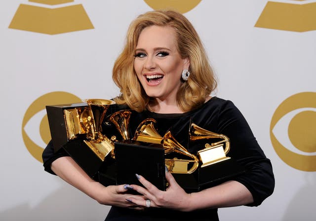 Phải đến năm 2021, Adele mới chính thức tái xuất làng nhạc sau 6 năm vắng bóng với ca khúc Easy On Me đã thực sự làm bùng nổ các bảng xếp hạng.