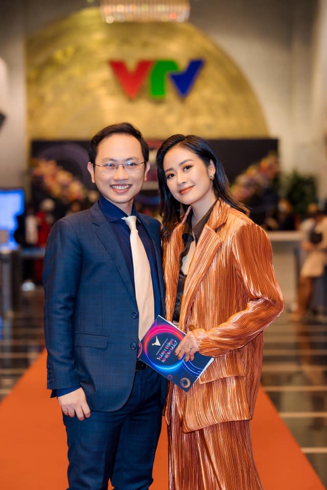 Chồng của MC Phí Linh có tên là Lê Hoàng Linh, hiện cũng làm việc tại Đài truyền hình Việt Nam và giữ vị trí Phó trưởng phòng tiếng Anh của VTV4.