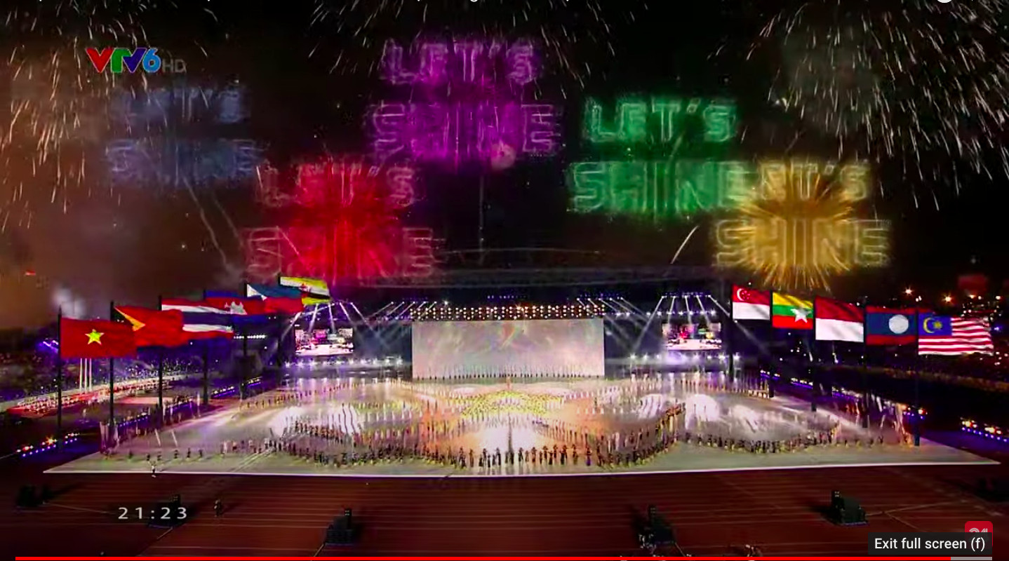 Những bông pháo hoa chữ Let's Shine như lời chúc thành công đến tất cả các VĐV tham gia SEA Games 31.