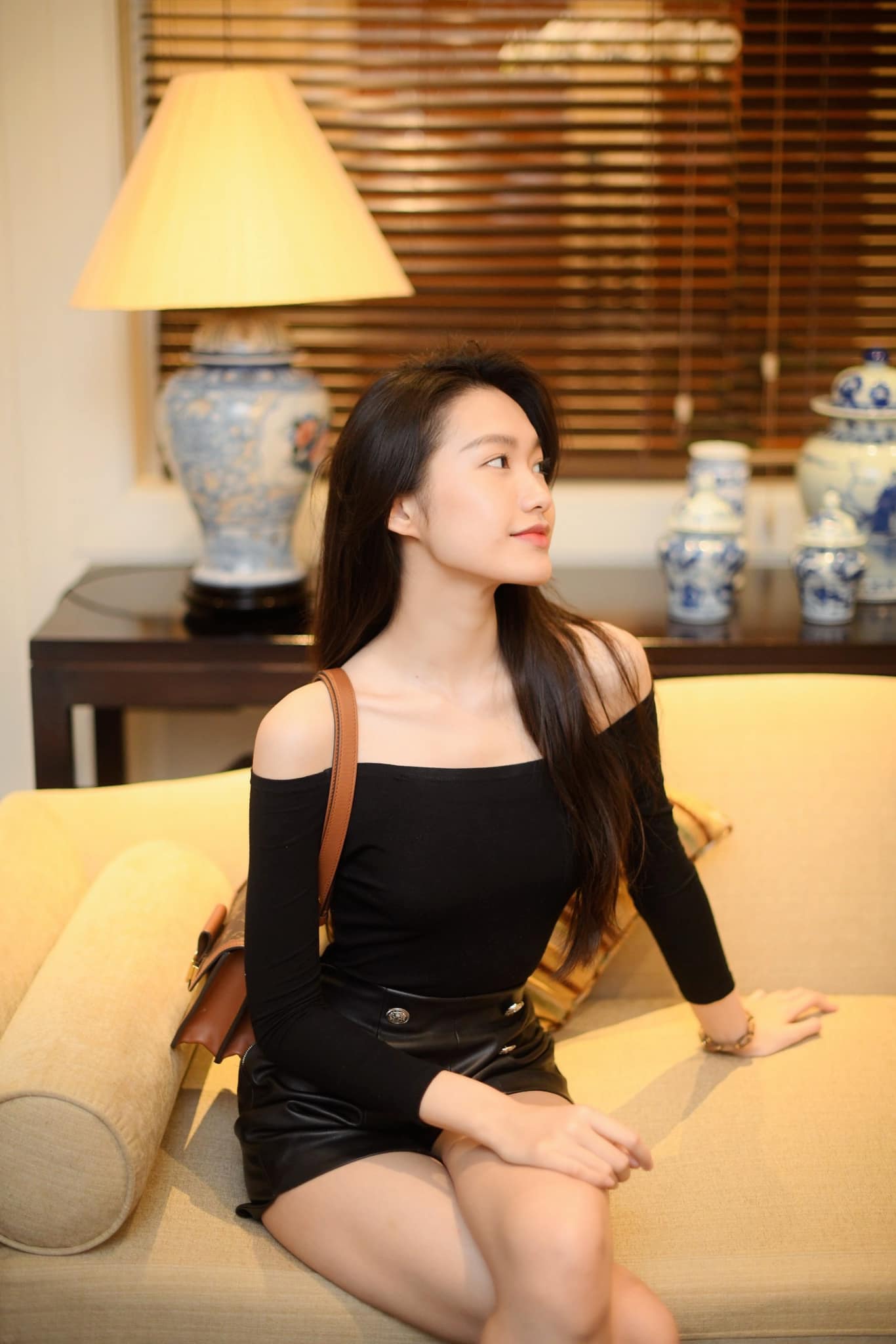 Dù chuyển hướng gu ăn vận sexy, táo bạo, song bạn gái Đoàn Văn Hậu vẫn trung thành với mái tóc đen tuyền mềm mại, kiểu make-up nhẹ nhàng, thanh tú.