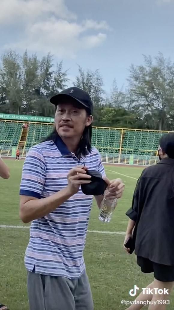 NSƯT Hoài Linh xuất hiện tại sân vận động Cần Thơ để tham dự hoạt động từ thiện bóng đá gây quỹ.
