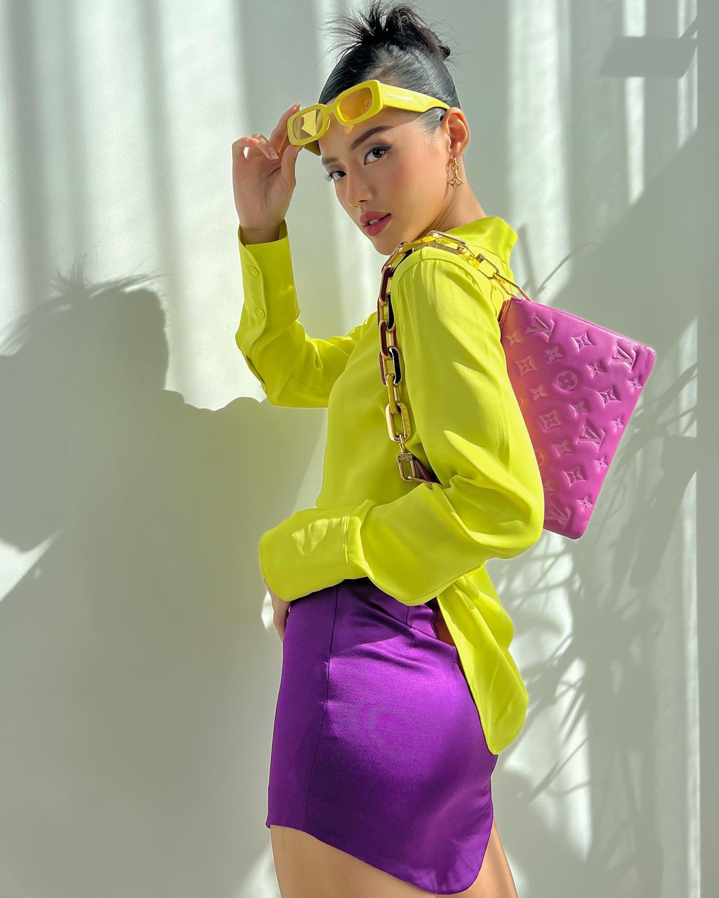 Hầu hết những bức ảnh được đăng tải trên Instagram của Khánh Linh đều là những trang phục, phụ kiện xa xỉ, hợp trend.