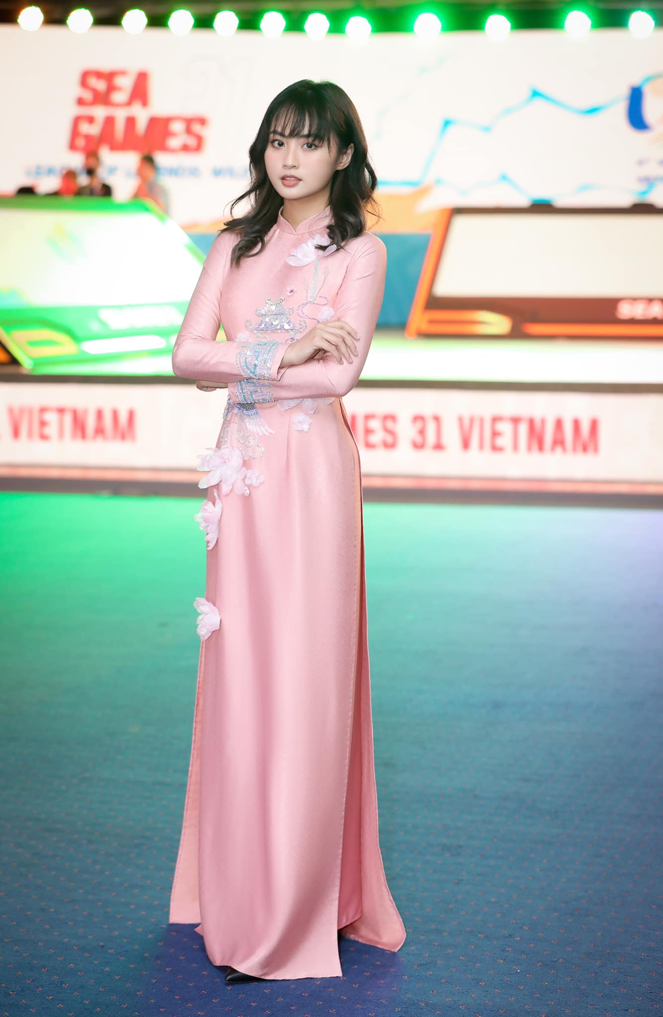 Nhan sắc xinh đẹp của MC Minh Nghi chiếm spotlight giải đấu Esport tại SEA Games 31 - Ảnh 7