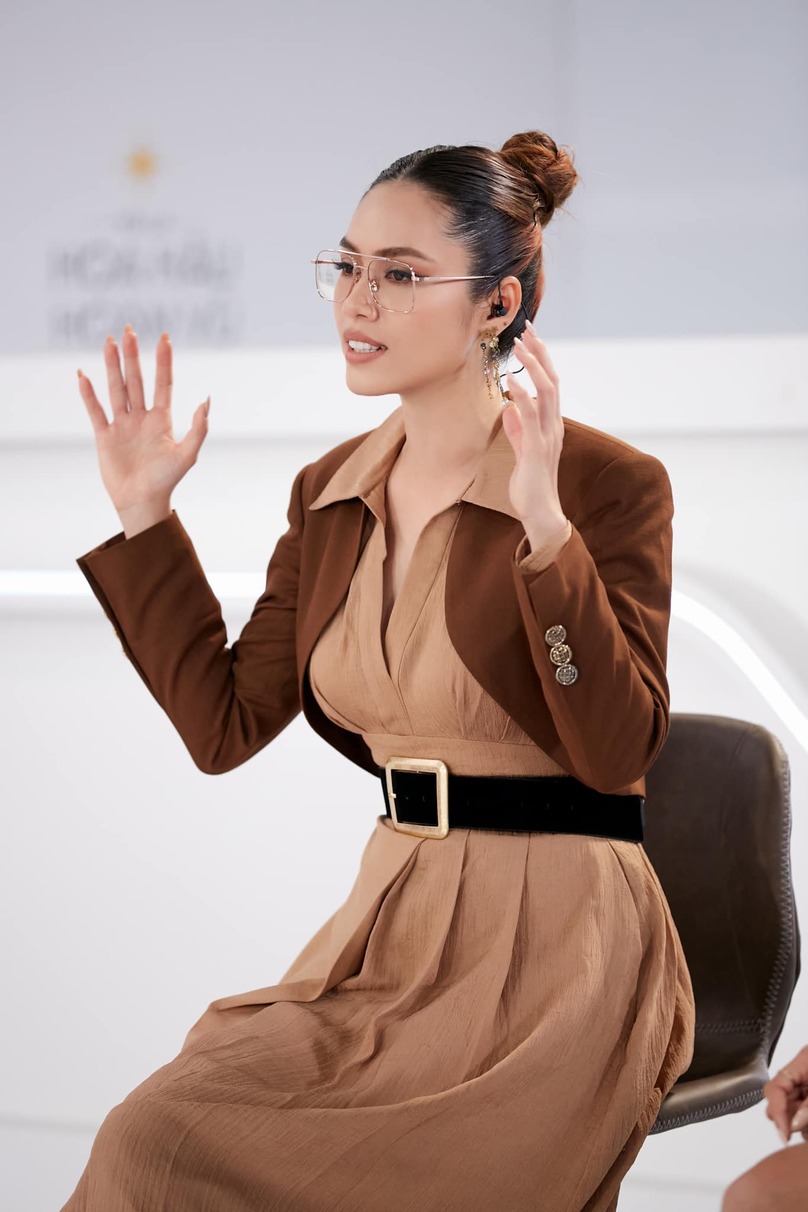 Á hậu Hoàng My gây tranh cãi khi khuyên fan 