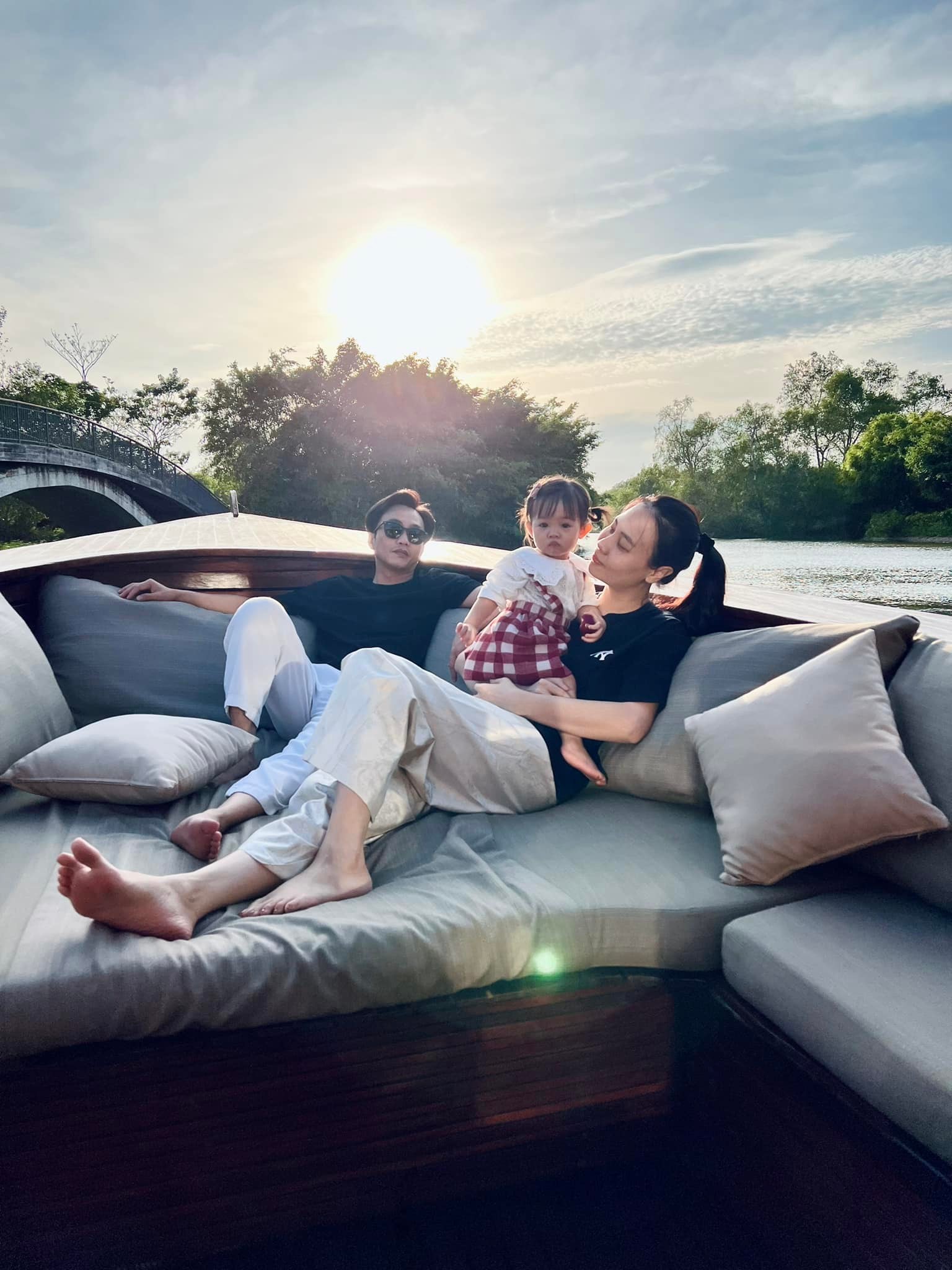 Khoe ảnh hôn môi con, Đàm Thu Trang bị fan lập tức chấn chỉnh- Ảnh 1