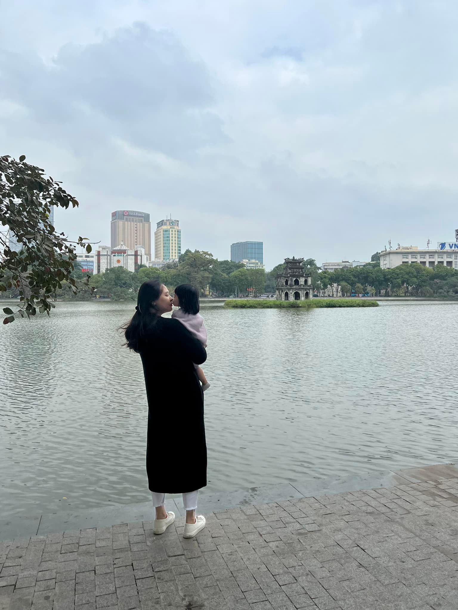 Khoe ảnh hôn môi con, Đàm Thu Trang bị fan lập tức chấn chỉnh- Ảnh 2