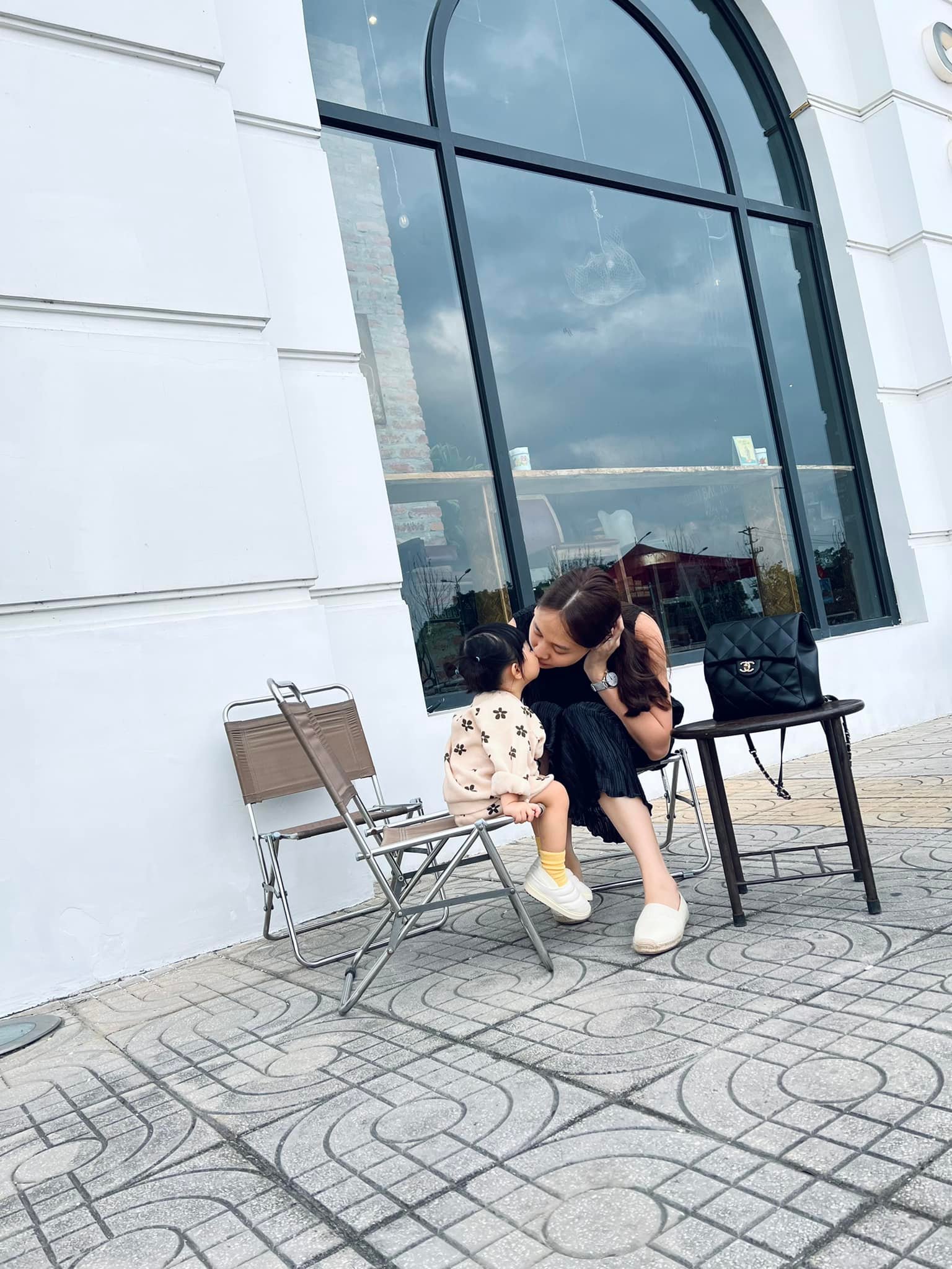 Khoe ảnh hôn môi con, Đàm Thu Trang bị fan lập tức chấn chỉnh- Ảnh 3