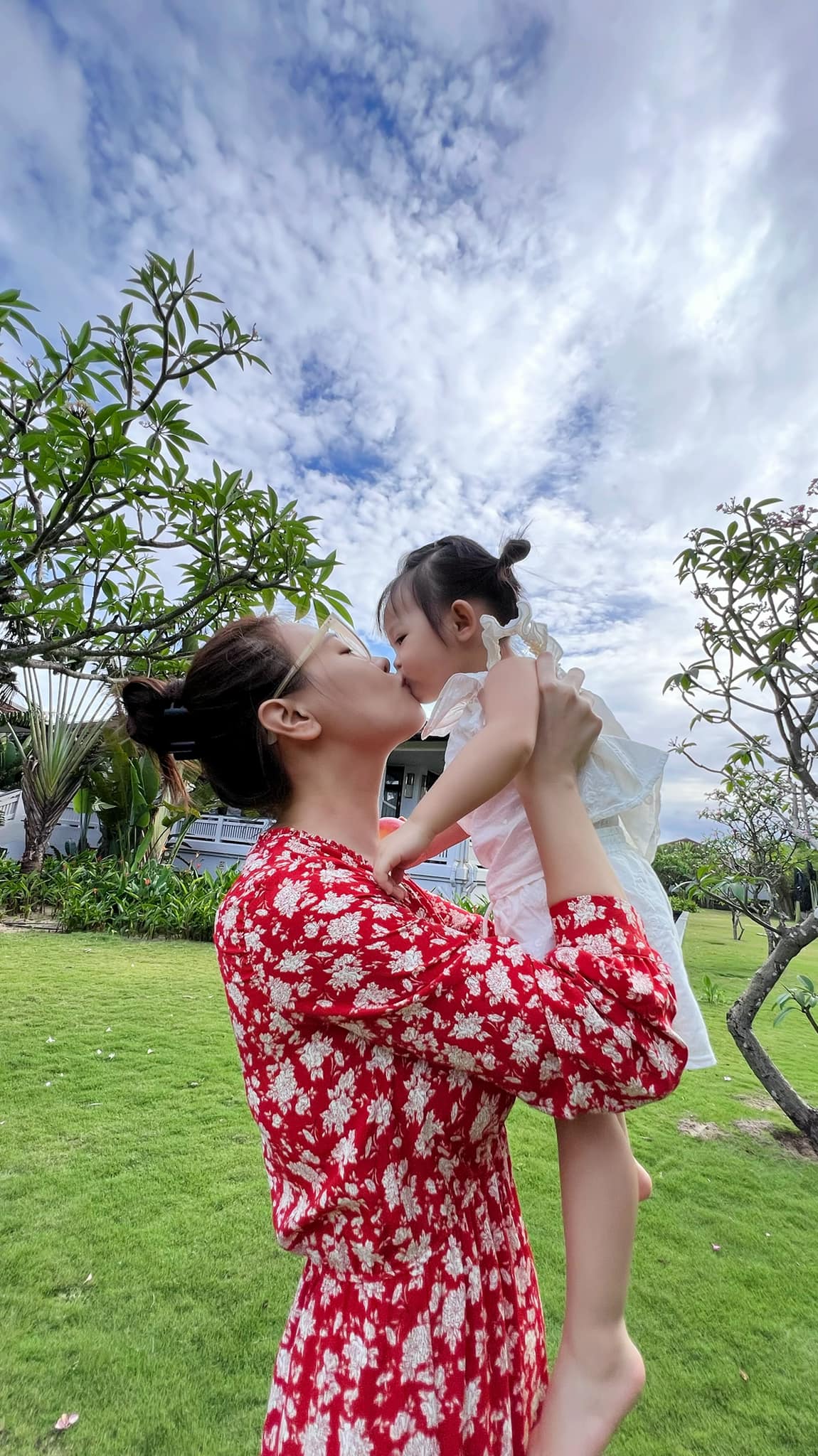 Khoe ảnh hôn môi con, Đàm Thu Trang bị fan lập tức chấn chỉnh- Ảnh 4