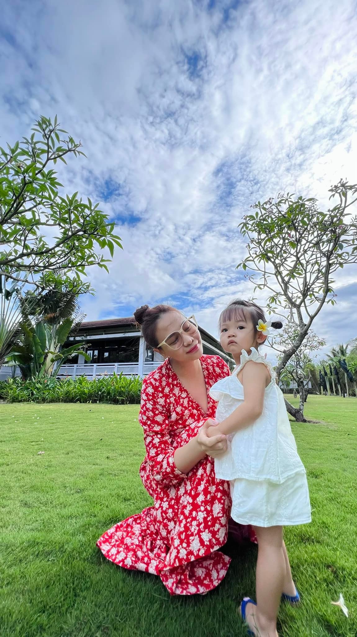 Khoe ảnh hôn môi con, Đàm Thu Trang bị fan lập tức chấn chỉnh- Ảnh 5