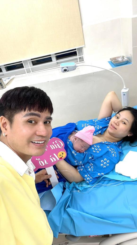 Lương Gia Huy và vợ kém 18 tuổi chào con gái thứ 2 - Ảnh 1