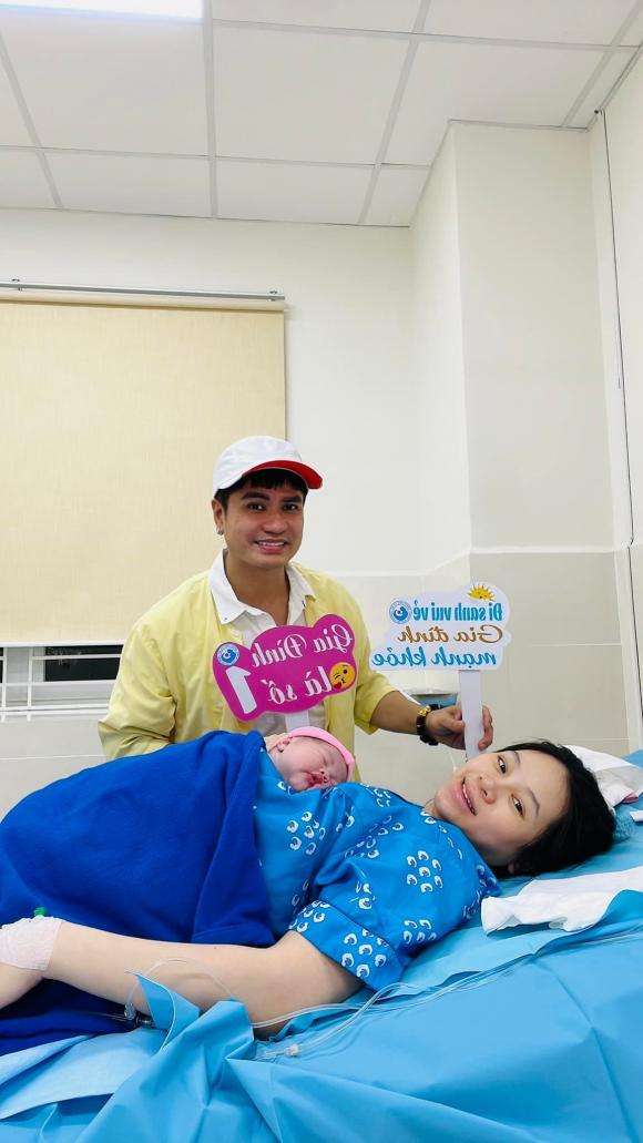 Lương Gia Huy và vợ kém 18 tuổi chào con gái thứ 2 - Ảnh 2