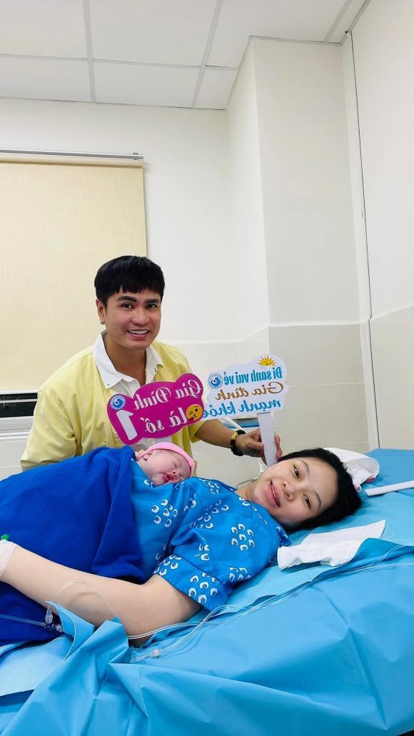 Lương Gia Huy và vợ kém 18 tuổi chào con gái thứ 2 - Ảnh 3